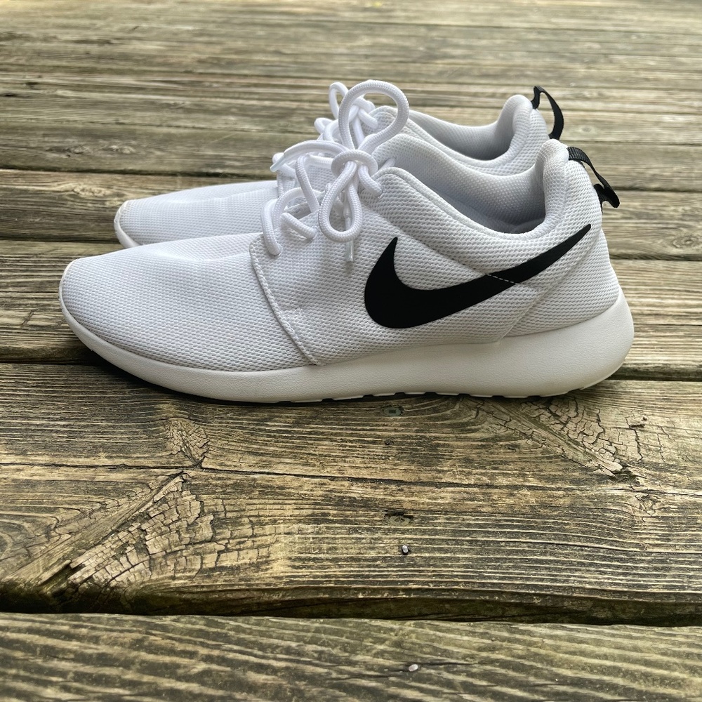 Running Shoes: White Nike Roshes Women's Sneakers